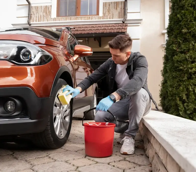 Lavage auto à domicile Saint-Martin-d'Estréaux : professionnel intervenant sur un véhicule